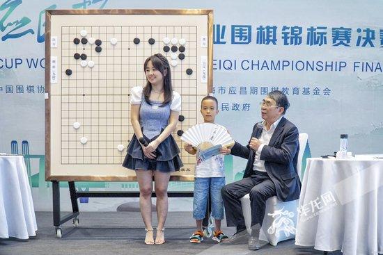 中国围棋协会名誉主席聂卫平（右一）为“小棋手”送上礼物。华龙网记者 李一鸣 摄