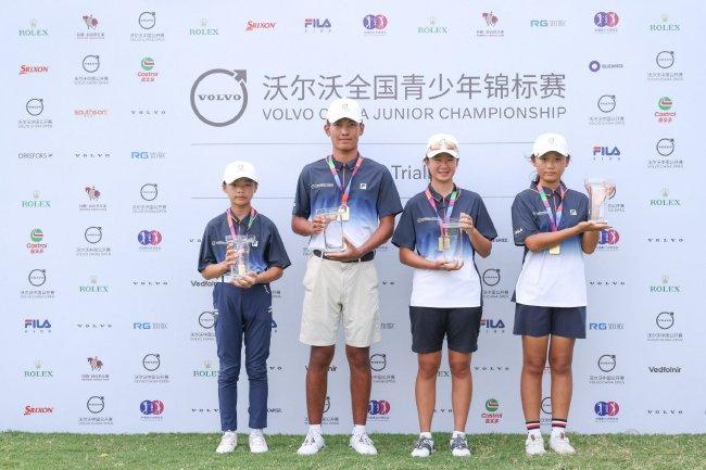 李政谦（左二）、何筱语（右二）、陈学思（左一）、何安琪（右一）捧起冠军奖杯